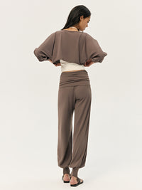 Women?s casual sportswear set: loose-fitting, figure-flattering tunic paired with footless leggings